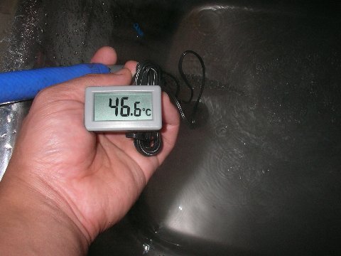 真空管太陽熱温水器の配管、給湯テスト