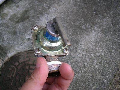真空管太陽熱温水器の設置 安全弁