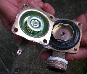 真空管太陽熱温水器の設置 安全弁