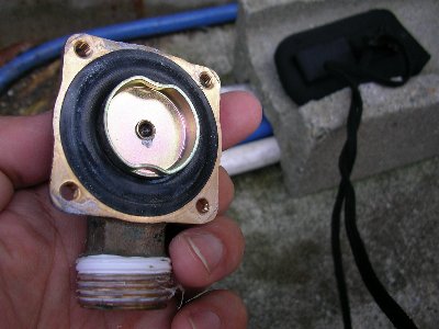 真空管太陽熱温水器の設置 安全弁