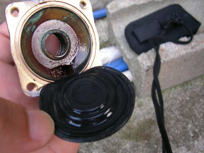 真空管太陽熱温水器の設置 安全弁