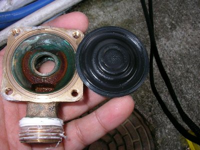 真空管太陽熱温水器の設置 安全弁
