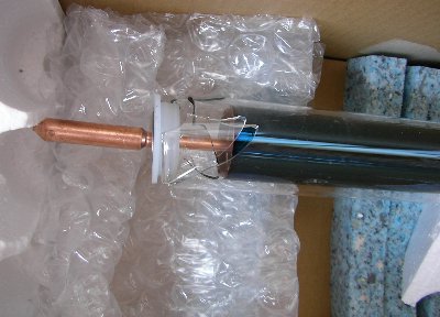 太陽熱温水器 真空管パイプを差し込む