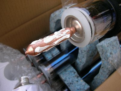 太陽熱温水器 真空管パイプを差し込む