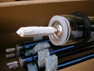 太陽熱温水器 真空管パイプを差し込む