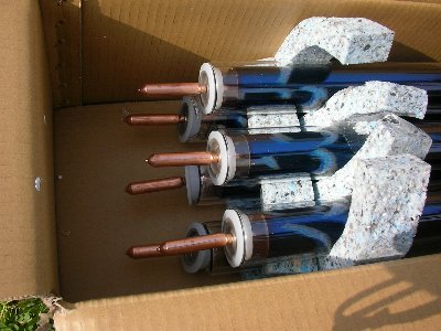 太陽熱温水器 真空管パイプを差し込む